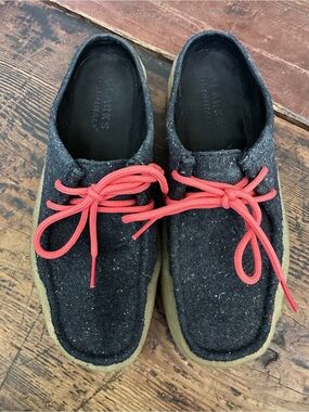 Clarks Wallabees Cup Lo Mules Dark Gray recycled material with pink Laces